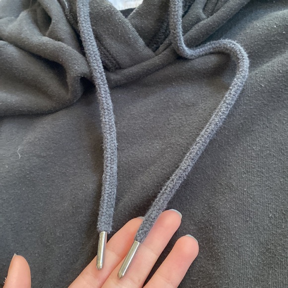 Off the shoulder Hollister hoodie with finger holes. - Picture 6 of 7